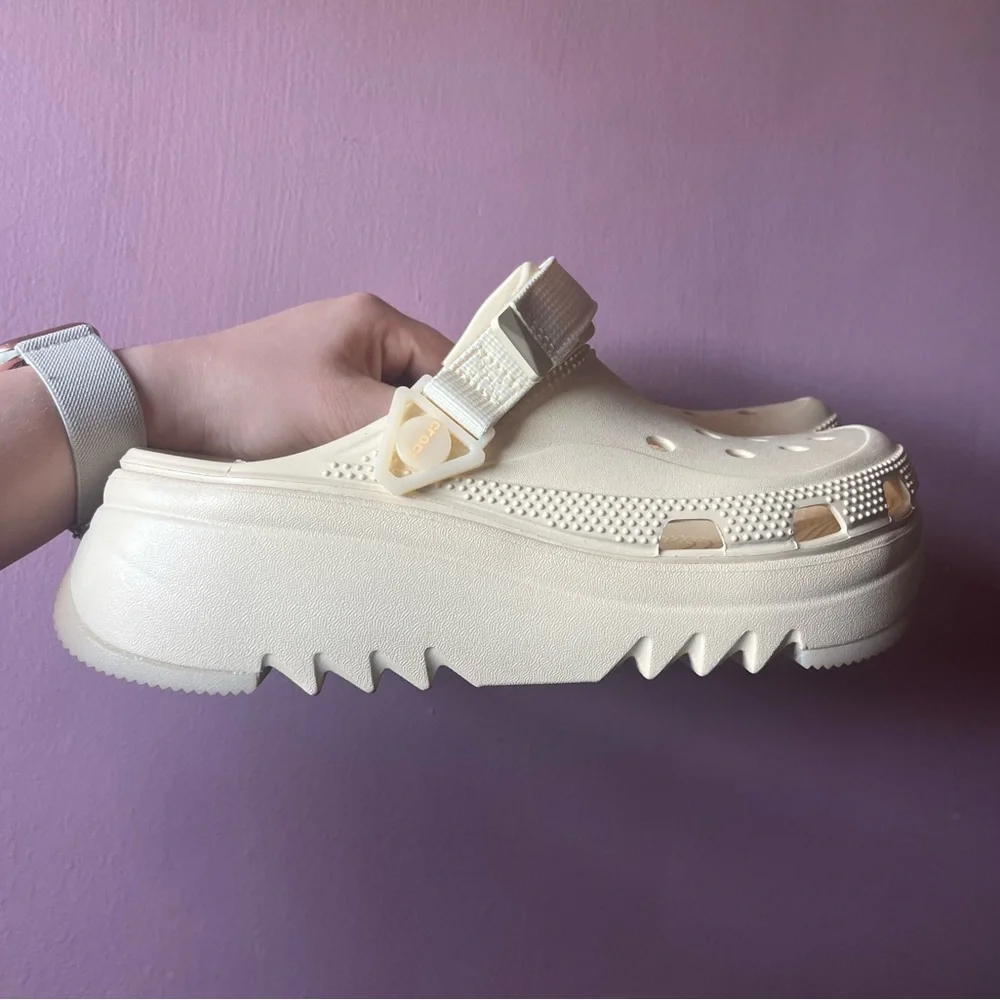 🆕Womens Size 9 Crocs Classic Hiker Escape Clogs - Cream - Picture 2 of 12